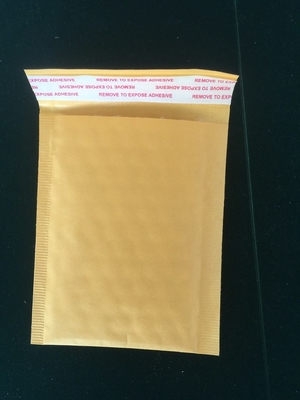 5x7パッドを入れられる赤い狭いところのクラフト紙の泡郵便利用者は保護パッキングを囲む
